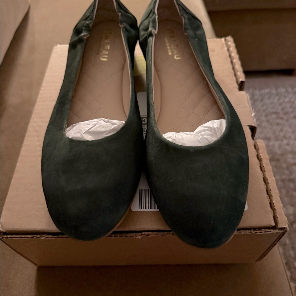 TALL LADIES SIZE 12 | BRAND NEW | ITALEAU Italian Green Suede Flats